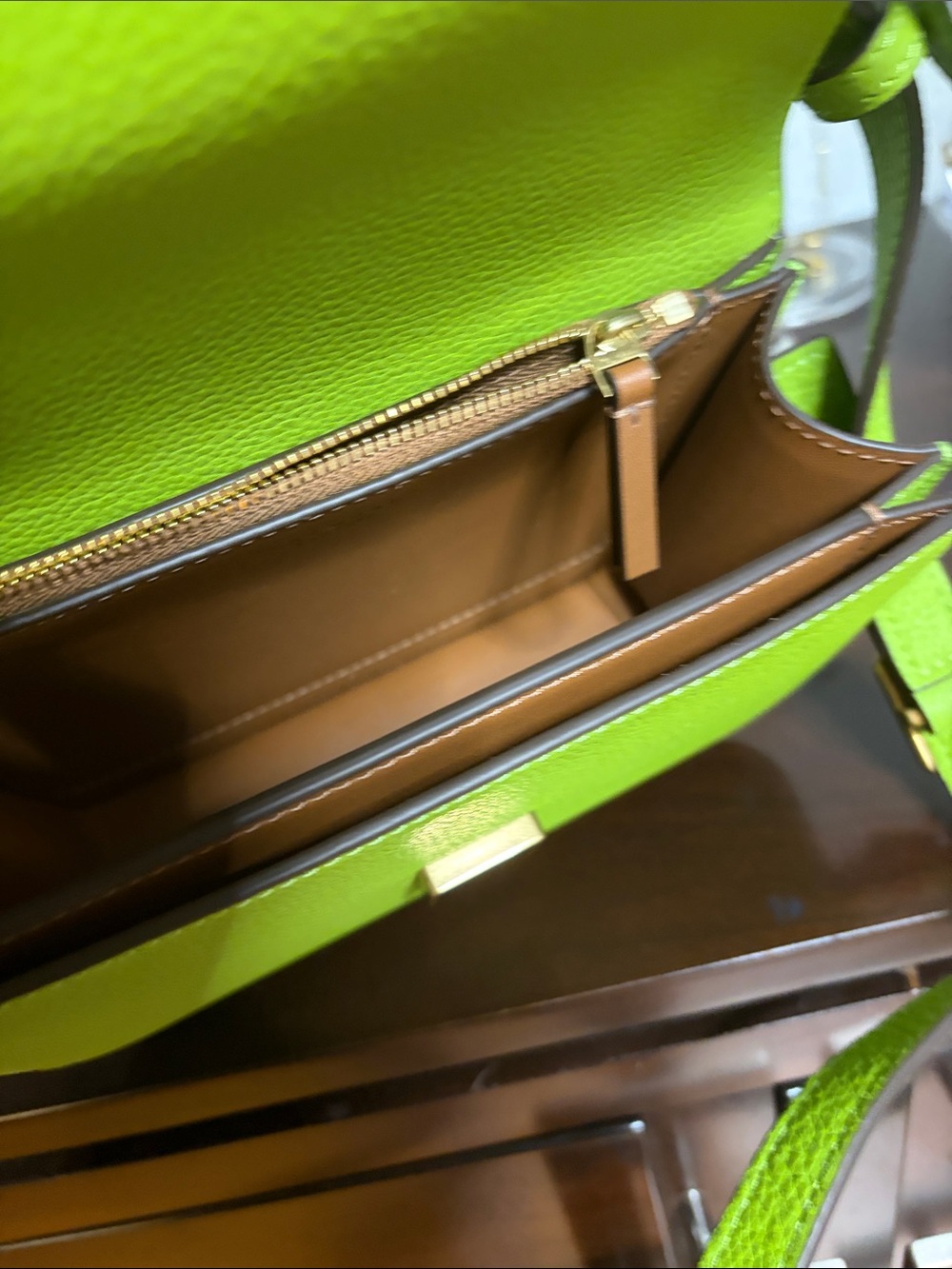 Tory Burch Lime Green Leather Crossbody with Gold Logo - Picture 6 of 9